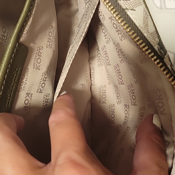 Gorgeous white and green mostera leaf jet set crossbody - Picture 8 of 13